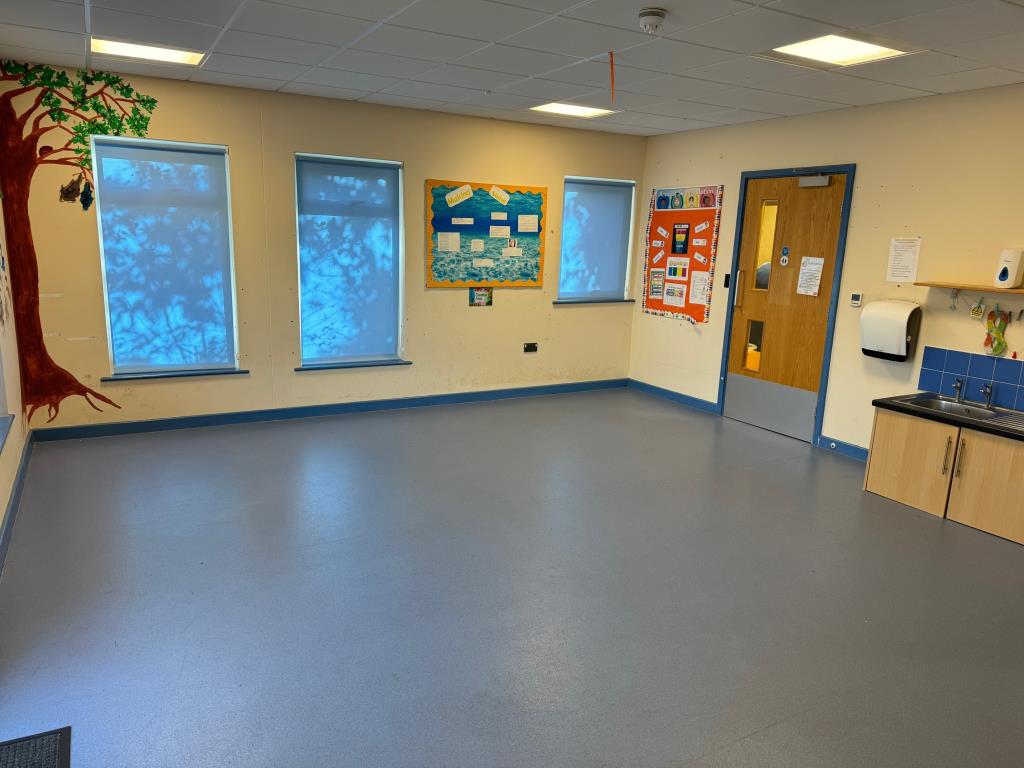 Lot: 74 - SINGLE STOREY DETACHED BUILDING WITH POTENTIAL AND PARKING - Room 1